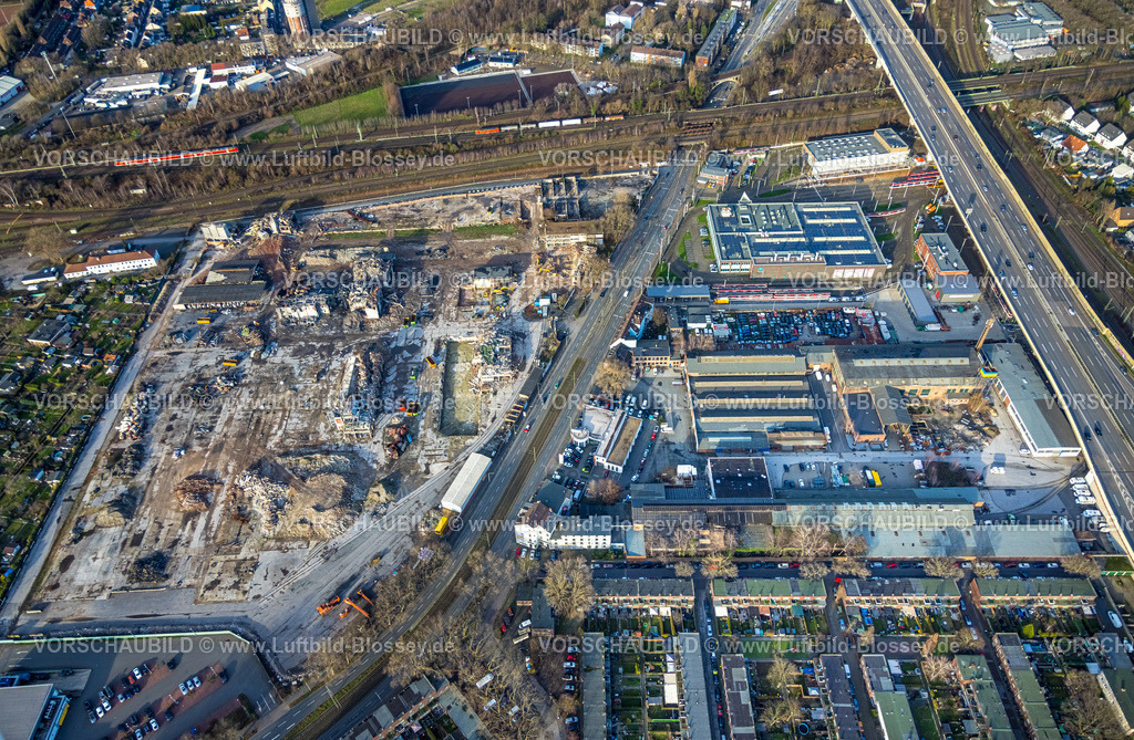 Duisburg230100550 | Luftbild, Abrissarbeiten der ehemaligen RHI Didier-Werke, für geplante neue Gesamtschule, zwischen Gießingstraße und Düsseldorfer Straße, Wanheimerort, Duisburg, Ruhrgebiet, Nordrhein-Westfalen, Deutschland