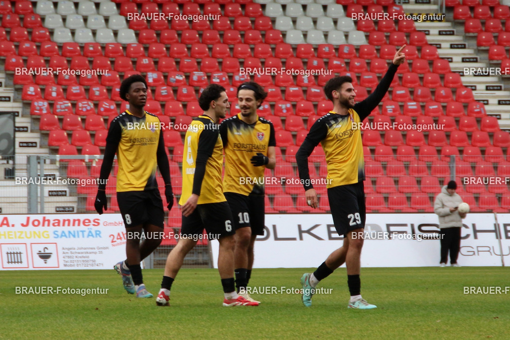 KFC Uerdingen - TSV Meerbusch | Krefeld, Deutschland, 07.12.25 Mohamed Benktib (KFC Uerdingen) jubelt nach seinem Treffer während des Oberliga Niederrhein Spiels zwischen KFC Uerdingen - TSV Meerbusch im Krefelder Grotenburg Stadion am 07. Dezember 2025 in Krefeld (Foto von Ralph Görtz / Brauer-Fotoagentur)