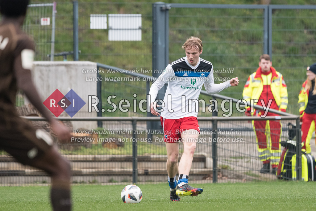 Fußball, Saison 2022/23, Sonderspielrunde U19-Bundesliga, Hamburger SV - FC St. Pauli, Trainingsplatz am Volksparkstadion (Hamburg), 15.04.2023, 3. Spieltag | Lukas Leonard Bornschein (#5, HSV)