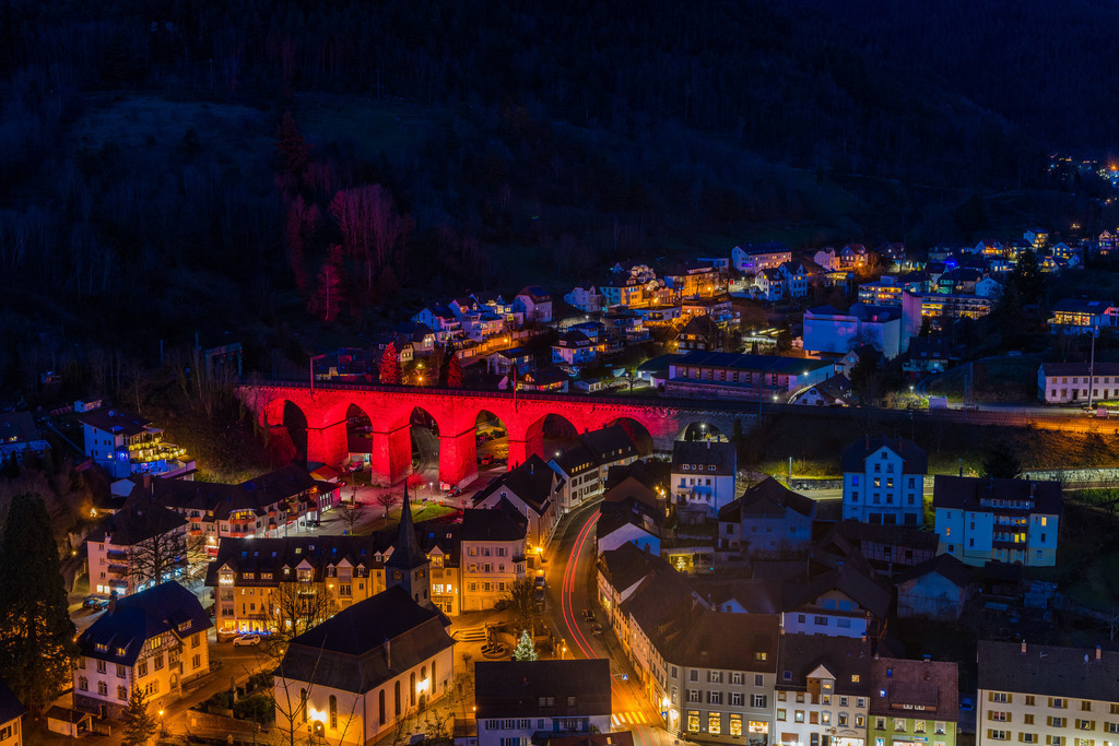 Das Hornberger Viadukt | Hornberger Viadukt, rot getüncht - Realisiert mit Pictrs.com