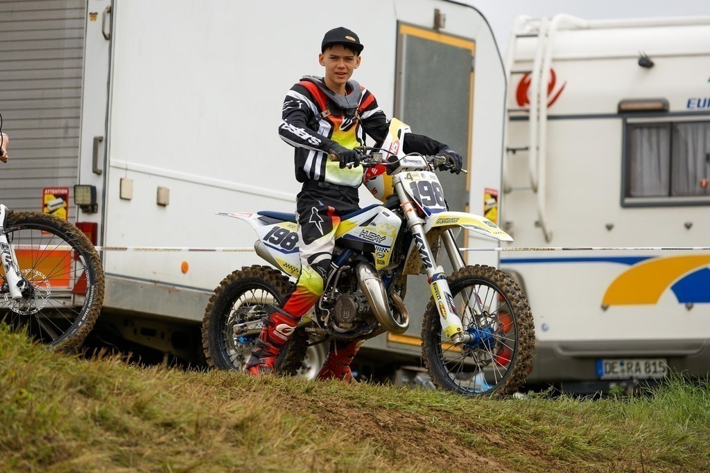 Motocross_Gerstetten_250802_3645 | Fotopresso – Sportfotografie in Heidenheim & Umgebung. Professionelle Sportfotografie für unvergessliche Momente. Dynamische Action-Shots, emotionale Szenen & hochwertige Bilder. - Realisiert mit Pictrs.com