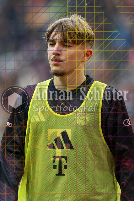 Borussia Mönchengladbach vs FC Bayern München - Bundesliga  | Mönchengladbach, Deutschland, 25.10.25:   Lennart Karl (FC Bayern München) schaut waehrend des Spiels der Bundesliga zwischen Borussia Mönchengladbach vs FC Bayern München im Stadion im Borussia Park(Foto von Brauer-Fotoagentur / Adrian Schlueter)