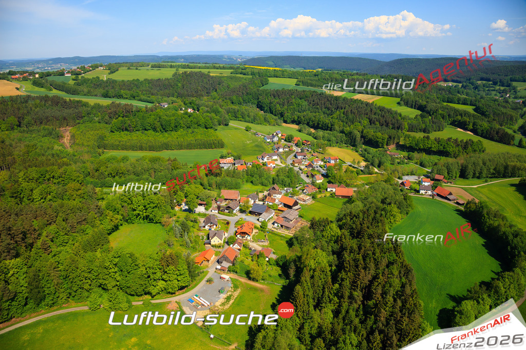 Die Luftaufnahme Gruen - Weissenbrunn wurde vom UL-Flugzeug (keine Drohne) aus fotografiert.Hohe Druck- Auflösung-die Geschenkidee!