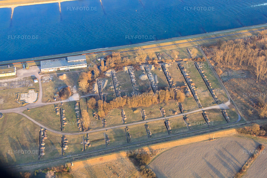 Luftbild: Lagerflächen für Daimler-LKW am Rheinufer im Ortsteil Maximiliansau in Wörth im Bundesland Rheinland-Pfalz in Deutschland. Foto: IMG_48982.jpg vom 16.03.2012 durch Werner Riehm/FLY-FOTO.de