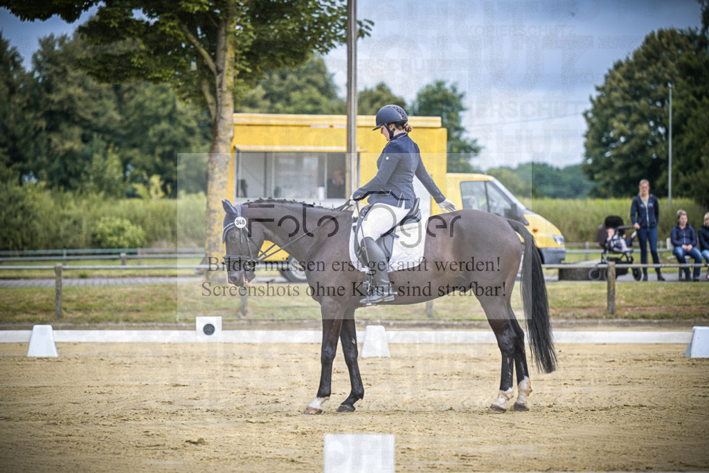 DOS_6490 | Entdecke hochwertige Reitturnierfotos von Foto Oger. Professionell, emotional und authentisch – jetzt Lieblingsmomente im Shop bestellen.Deutschlandweite Turnierfotografie. - Realisiert mit Pictrs.com