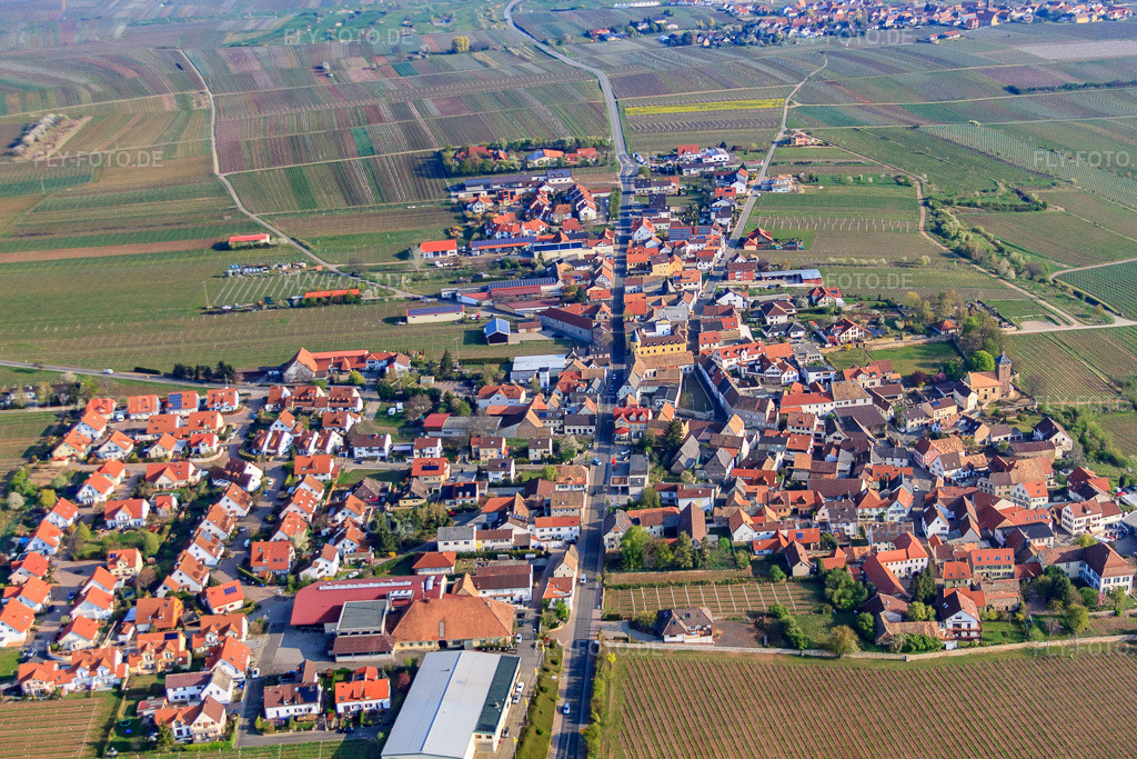 Luftbild: Weinort von Süden in Herxheim am Berg im Bundesland Rheinland-Pfalz in Deutschland. Foto: IMG_49652.jpg vom 13.04.2012 durch Werner Riehm/FLY-FOTO.de