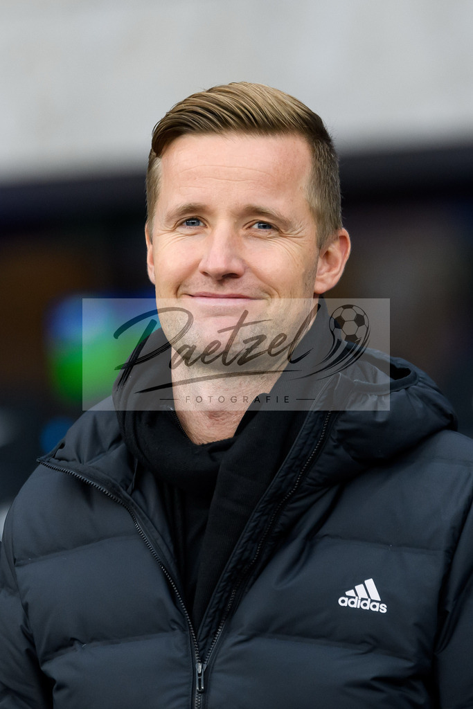 BSCFCB20220123_145 | Fussball, Herren: Vierter Offizieller Arne Aarnik schaut bei dem Spiel der 1. Bundesliga zwischen Hertha BSC und FC Bayern Muenchen im Olypiastadion am 23.01.2022 in Berlin, Deutschland.DFB / DFL REGULATIONS PROHIBIT ANY USE OF PHOTOGRAPHS AS IMAGE SEQUENCES AND/OR QUASI-VIDEO. - Realisiert mit Pictrs.com