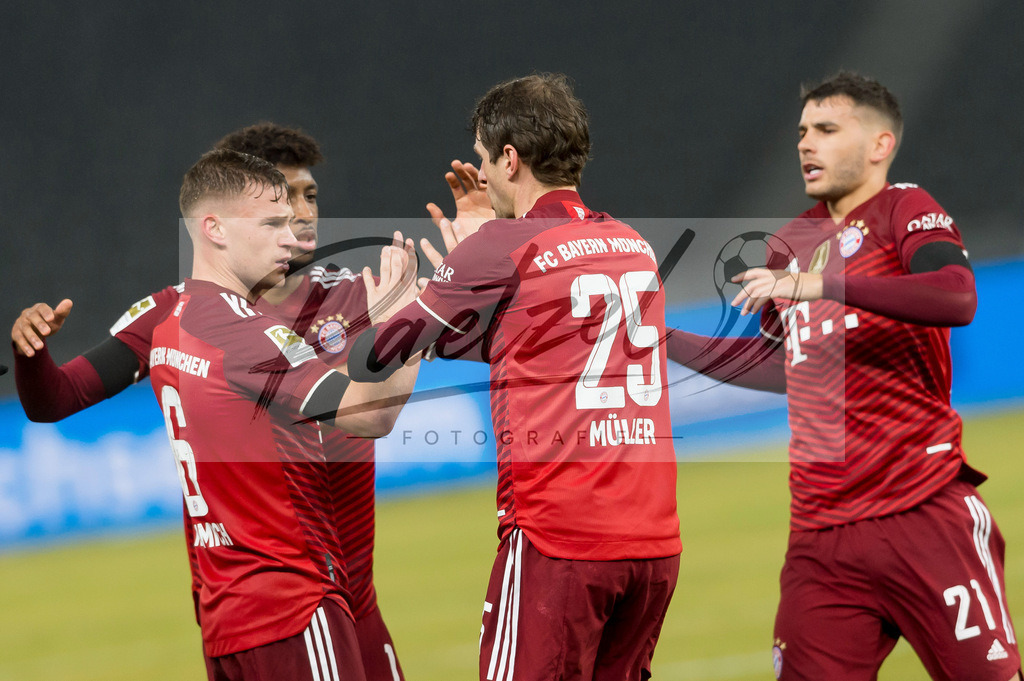 BSCFCB20220123_111 | Fussball, Herren: Thomas Mueller (FC Bayern Muenchen) Torjubel, jubelt mit seiner Mannschaft nach dem Treffer zum 0:2 bei dem Spiel der 1. Bundesliga zwischen Hertha BSC und FC Bayern Muenchen im Olypiastadion am 23.01.2022 in Berlin, Deutschland.DFB / DFL REGULATIONS PROHIBIT ANY USE OF PHOTOGRAPHS AS IMAGE SEQUENCES AND/OR QUASI-VIDEO. - Realisiert mit Pictrs.com