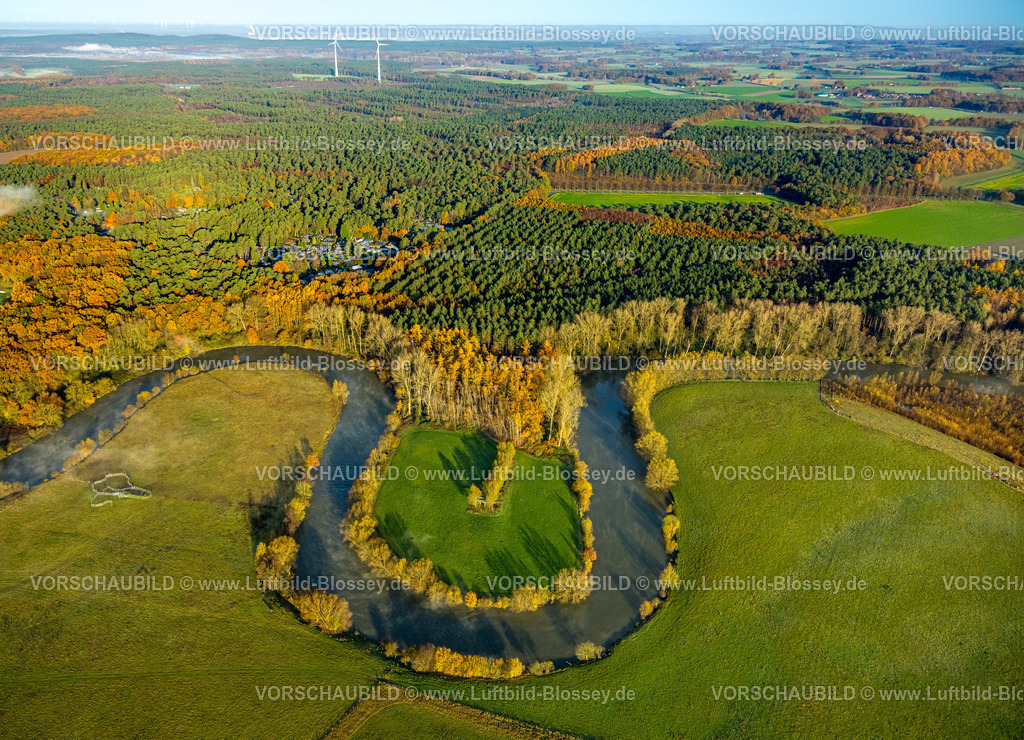 Datteln231104038 | Luftbild, Nebelschwaden über Fluss Lippe Flussmäander und Lippeaue, Waldferiendorf Eversum-Olfen im Wald, umgeben von herbstlichen Laubbäumen, Hötting, Datteln, Ruhrgebiet, Münsterland, Nordrhein-Westfalen, Deutschland