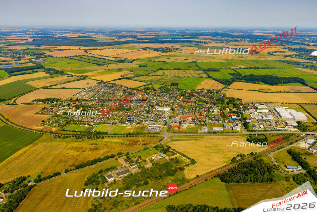 Neue Luftbildaufnahme der Stadt Pampow - Das Luftbild wurde 2025 vom UL-Flugzeug heraus erstellt ( keine Drohnenaufnahme ) - Hochauflösende Luftaufnahme - für Wandbilder und großformatige Ausdrucke geeignet. Das besondere Geschenk!Hier alle&nbsp;Infos zur Lizenzierung der LuftaufnahmeWir fliegen auch dieses Jahr wieder in Ihre Region um Luftbilder zu erstellen.- Luftbild anfragen