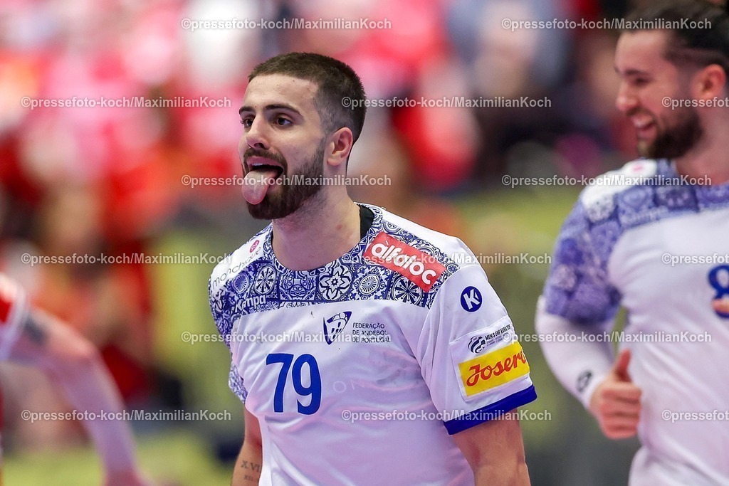 EHF20012602127 | 20.01.2026, Handball, Men's EHF EURO 2026, Dänemark - Portugal, Jyske Bank Boxen in Herning, Dänemark, Preliminary Round:  Martim Mota Costa (Portugal #79) jubelnd mit der Zunge aus dem Mund gestreckt 
