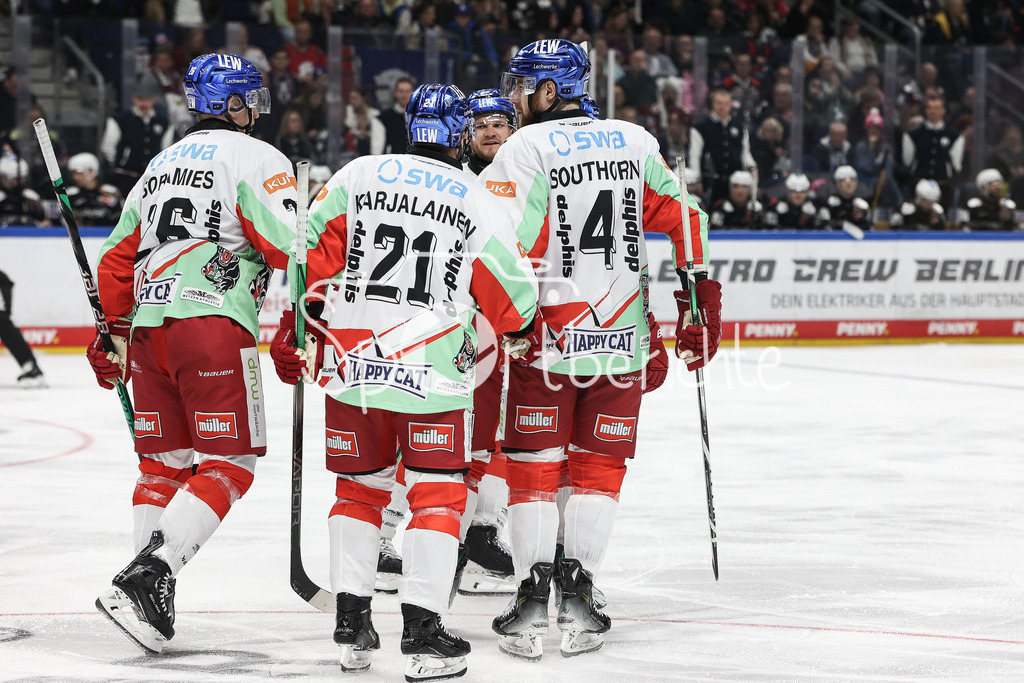 Eisbären Berlin - Augsburger Panther | Die Augsburger jubeln nochmal / Der Anschluss zum 5-3 durch Chirs COLLINS (AEV #10) / Jubel / torschuetze / Treffer