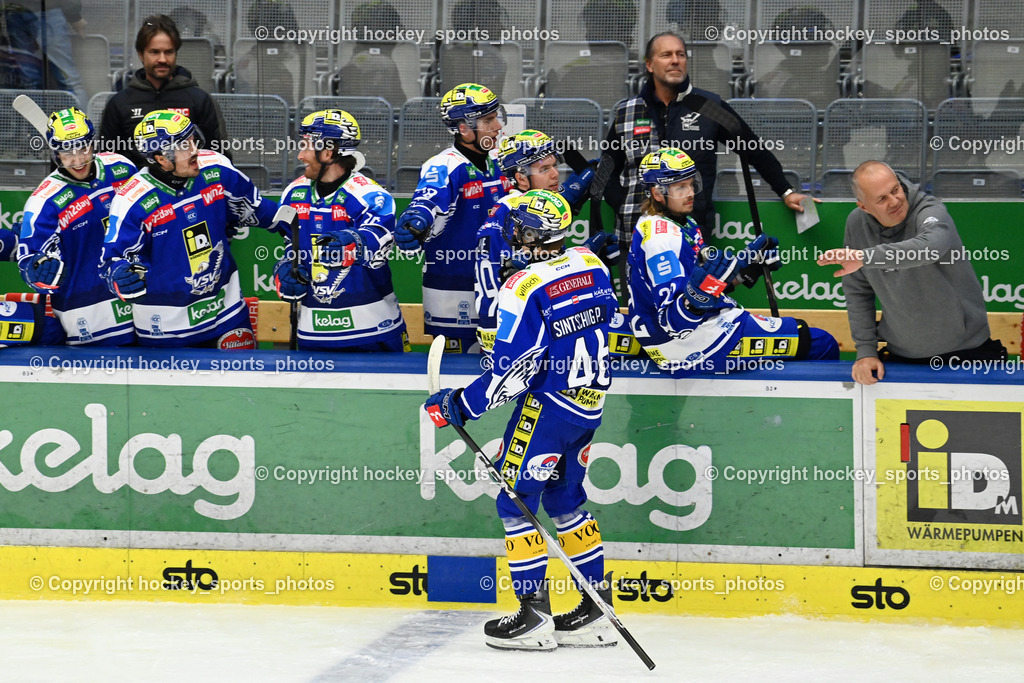 EC IDM WÄRMEPUMPEN VSV vs. FTC-TELEKOM JÉGKORONG | #46 Paul Sintschnig EC VSV, Spielerbank EC VSV, Tray Tuomie Headcoach EC VSV, Markus Schmidt Head Equipment Manager EC VSV, Dr. André Drobez Teamdoc EC VSV, EC IDM WÄRMEPUMPEN VSV vs. FTC-TELEKOM JÉGKORONG, EC IDM WÄRMEPUMPEN VSV vs. FTC-TELEKOM JÉGKORONG am 19.10.2025 in Villach (Stadthalle Villach), Austria, (Photo by Bernd Stefan)