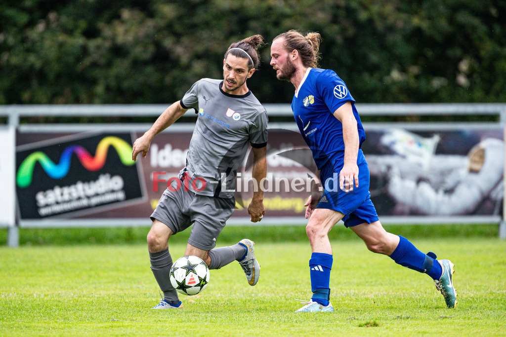 SG SV Eberfing/SV Söchering gegen SG TSV Schäftlarn / SC Baierbrunn | Fußball A-Klasse Herren Oberbayern Zugspitze Gruppe 5 6. Spieltag, SG SV Eberfing/SV Söchering gegen SG TSV Schäftlarn / SC Baierbrunn, 20240908,Duell zwischen Daniel FISCHER (SG TSV Schäftlarn/SC Baierbrunn 14) und Louis MAYET (SG SV Eberfing/SV Söchering 2),2024-09-08 in Obersöchering (Sportplatz Obersöchering), Daniel FISCHER (SG TSV Schäftlarn/SC Baierbrunn 14), Louis MAYET (SG SV Eberfing/SV Söchering 2)Copyright: WolfgangxLindner www.foto-lindner.de / shop.foto-lindner.de