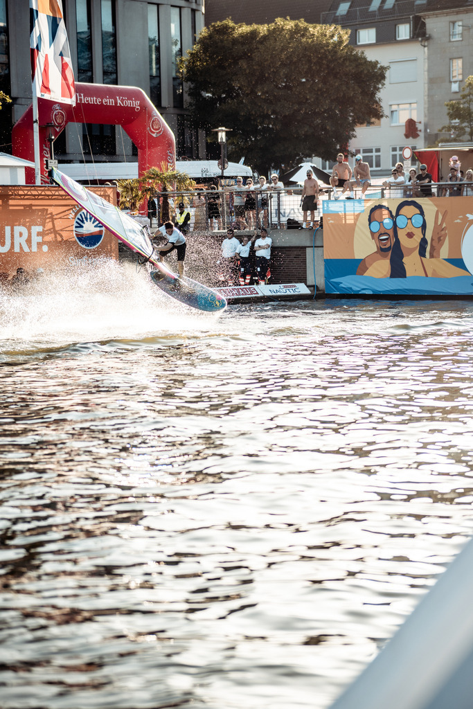 Kieler WOCHE Tow In Windsurf - @danielpankoke dpmedia (123 von 158) | dp-photography - Realisiert mit Pictrs.com