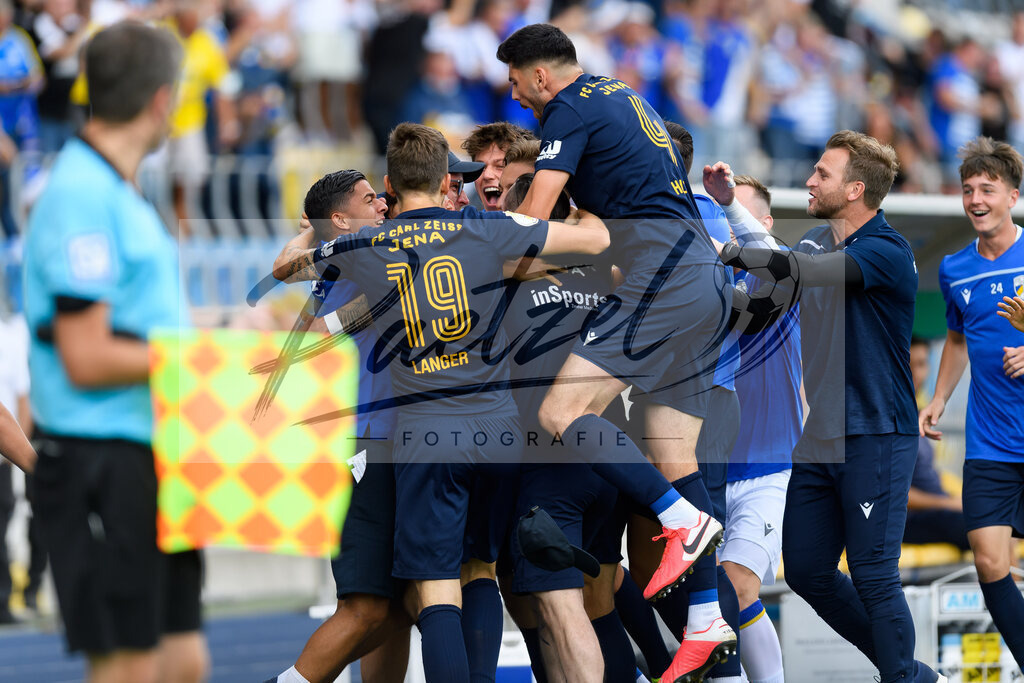 JENKOE20210808_013 | Fussball, Herren: Maximilian Wolfram (FC Carl Zeiss Jena) Torjubel, jubelt mit seiner Mannschaft nach dem Treffer zum 1:0 beim Spiel der 1. Runde im DFB-Pokal zwischen FC Carl Zeiss Jena und 1. FC Koeln im Ernst-Abbe-Sportfeld am 08.08.2021 in Jena, Deutschland.DFB / DFL REGULATIONS PROHIBIT ANY USE OF PHOTOGRAPHS AS IMAGE SEQUENCES AND/OR QUASI-VIDEO. - Realisiert mit Pictrs.com