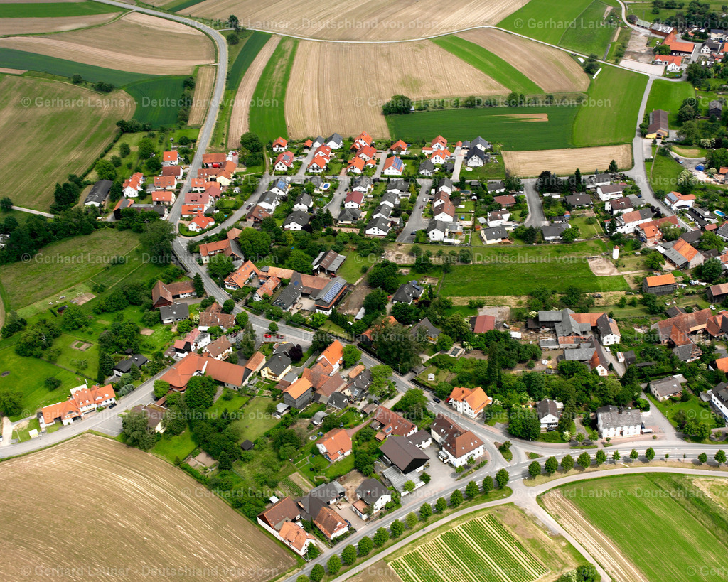 2627086 | ODELSHOFEN 09.06.2006 Landwirtschaftliche Nutzflächen und Feldgrenzen  umsäumen das Siedlungsgebiet des Dorfes in Odelshofen im Bundesland Baden-Württemberg, Deutschland // Agricultural land and field boundaries surround the settlement area of the village  in Odelshofen in the state Baden-Wuerttemberg, Germany Foto: Gerhard Launer
