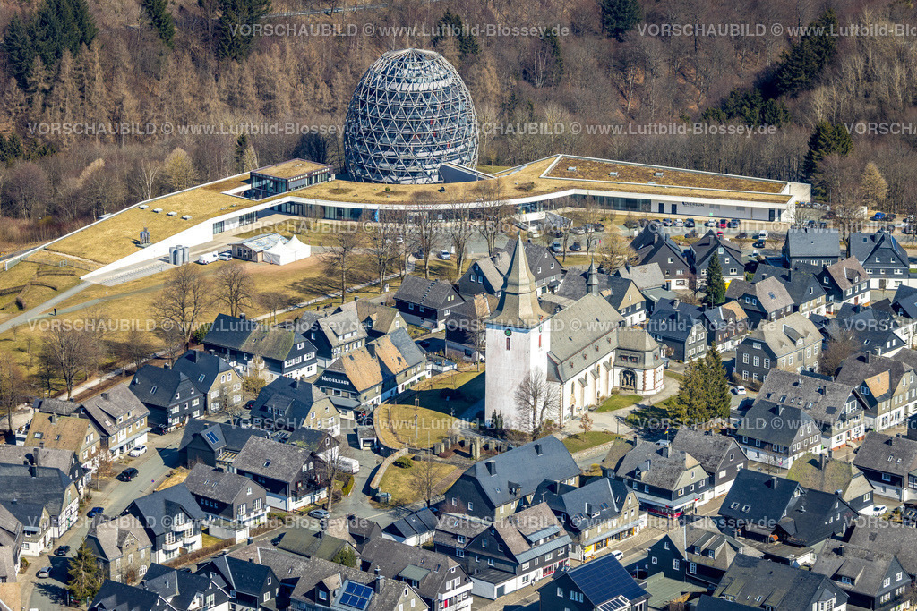 Winterberg220303443 | Luftbild, Oversum Vital Resort am Winterberg Kurpark und St. Jakobus Kirche, Winterberg, Sauerland, Nordrhein-Westfalen, Deutschland