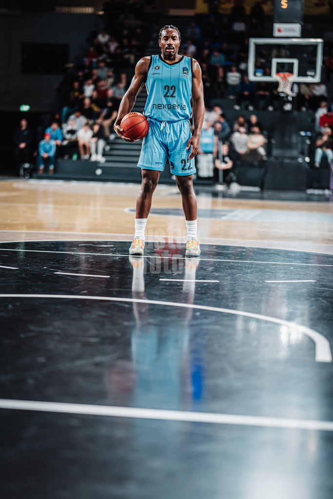 Basketball | Männer | Saison 2024/2025 | BKT EuroCup | Veolia Towers Hamburg vs. Hapoel Bank Yahav Jerusalem | 17.12.2024 | Jonathan Stove (#22, Veolia Towers Hamburg) beim Freiwurf