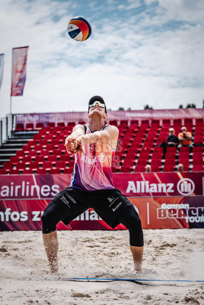 Beachvolleyball | Männer | German Beach Tour 2024 | Tourstop Bremen | 06.06.2024 | Richard Peemüller spielt den Ball