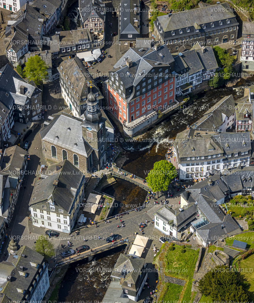 Monschau240502252 | Luftbild, historische Altstadt mit mittelalterlichen Gebäuden und der evangelischen Stadtkirche, Rotes Haus, Fluss Rur und Brücke Rurstraße Fußgängerbereich, kleine Brücke zur Kirche Auf den Planken, Monschau, Nordrhein-Westfalen, Deutschland