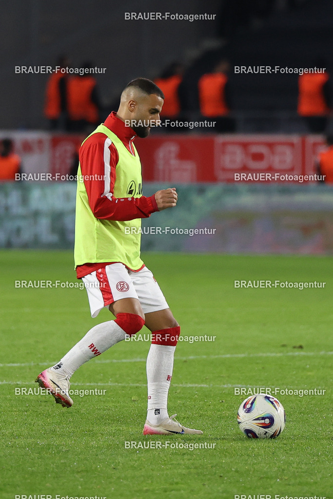 Rot-Weiss Essen - VFL Osnabrück | Essen, Deutschland, 17.09.2025 Ramien Safi  (Rot-Weiss Essen) wärmt sich auf während des 3.Liga Spiels zwischen  Rot-Weiss Essen und VFL Osnabrück am 17.09.2025 im Stadion an der Hafenstraße in Essen. (Foto von Timo Bluhmki-Schmidt/Brauer Fotoagentur