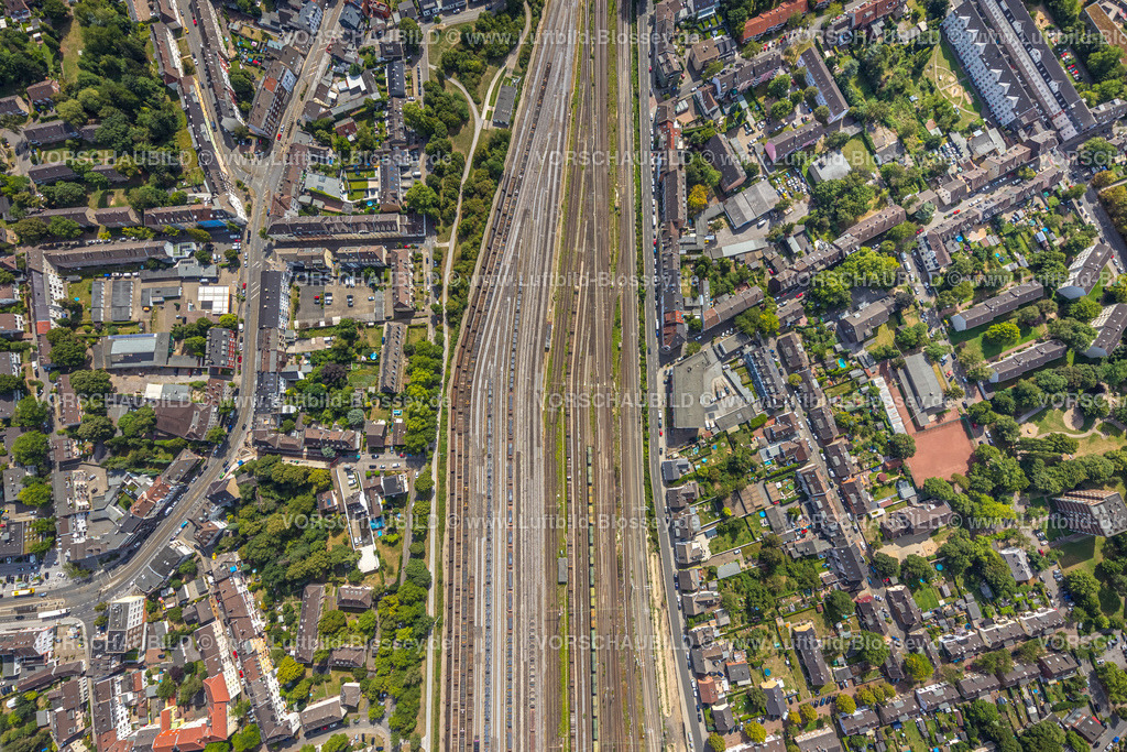 Muelheim220802436 | Luftbild, Ortsansicht Styrum mit Gleisanlage, durch die Gleise geteilter Ortsteil Styrum, Styrum - Süd, Mülheim an der Ruhr, Ruhrgebiet, Nordrhein-Westfalen, Deutschland