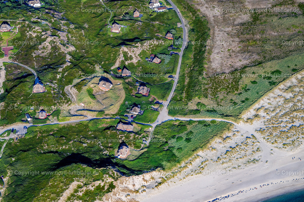 Sylt_Hörnum_Süderende_ELS_6810130825 | HöRNUM (SYLT) 13.08.2025 Sandstrand- Landschaft entlang des Küsten- Verlaufes an der Nordsee an der Straße Süderende in Hörnum (Sylt) im Bundesland Schleswig-Holstein, Deutschland. // Beach landscape along the at the North Sea in Hoernum (Sylt) in the state Schleswig-Holstein, Germany. Foto: Martin Elsen