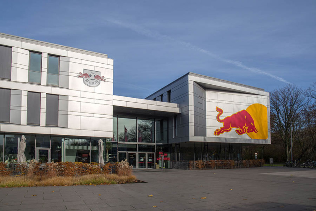 RB Leipzig - Red Bull Akademie | Entdecke über 20 Kategorien Leipzig-Motive: Foto-Downloads, hochwertige Poster, Leinwand- & Fine-Art-Prints. Jetzt Lieblingsfoto im Bildlexikon Leipzig Shop bestellen!