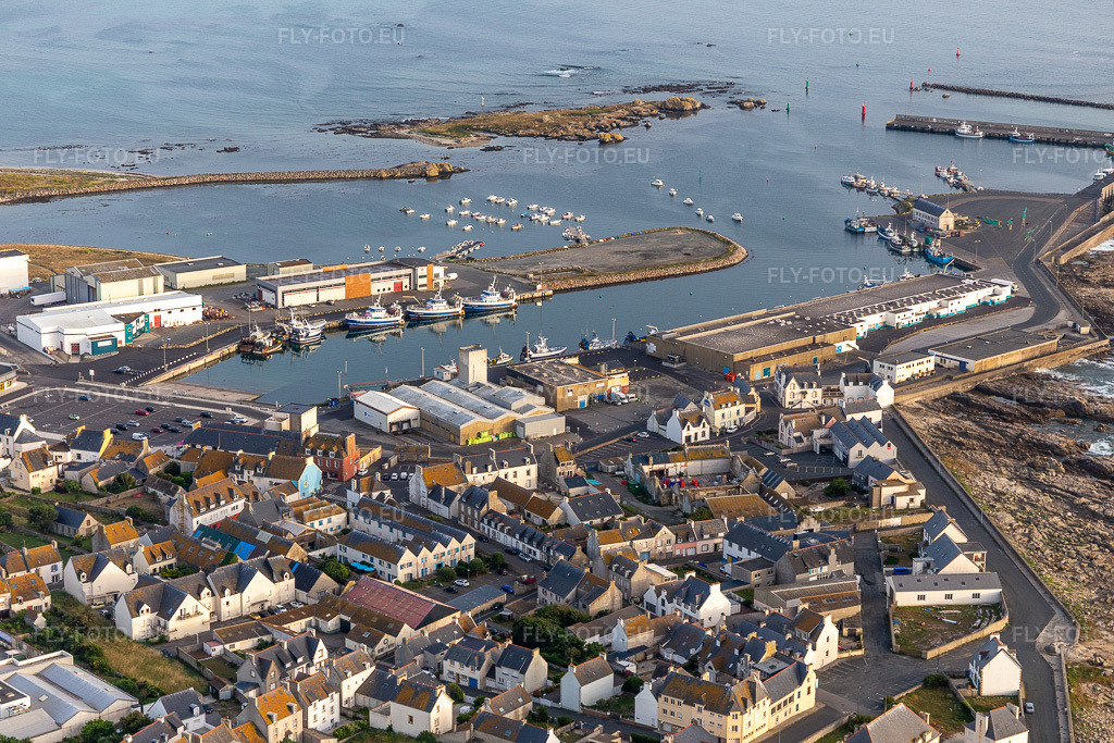 Vue aérienne: Port de pêche de Saint-Guénolé à le quartier St-Guenole-St Pierre in Penmarch dans le département Finistère, France. Photo: IMG_132599.jpg prise le 17/06/2022 par Werner Riehm/FLY-FOTO.eu – Résolution de l'original: 5472 x 3648 px