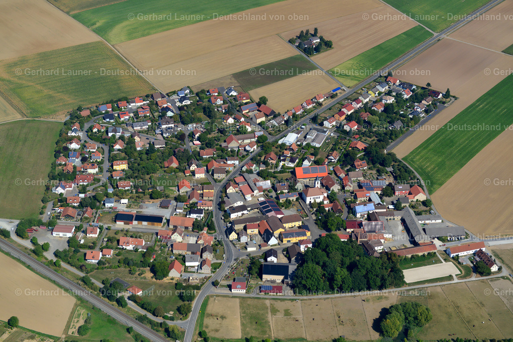 3650531 | MOOS 13.09.2016 Ortsansicht am Rande von landwirtschaftlichen Feldern und Nutzflächen  in Moos im Bundesland Bayern, Deutschland // Village view on the edge of agricultural fields and land  in Moos in the state Bavaria, Germany Foto: Gerhard Launer