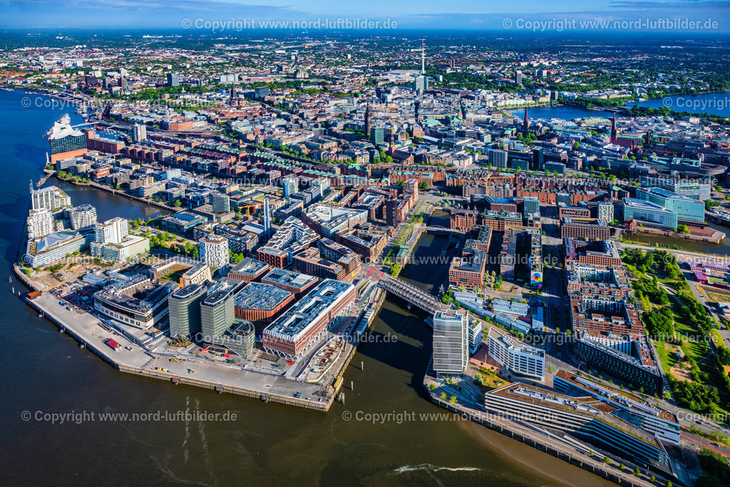 Hamburg_Hafencity_Strandkai_ELS_2191240525 | HAMBURG 24.05.2025 Gebäudekomplexedes am Überseequartier am Chicagokai - Osakaallee im Bereich des ehemaligen Grasbrooks im Ortsteil Hafencity in Hamburg, Deutschland. Weiterführende Informationen bei: CHRISTIAN DE PORTZAMPARC,  Depenbrock Bau GmbH & Co. KG,  F + Z Baugesellschaft, Zweigniederlassung der Hecker Bau GmbH & Co. KG,  Stump-Franki Spezialtiefbau GmbH,  Unibail-Rodamco Germany GmbH,  Unibail-Rodamco ÜSQ Süd Quartiersmanagement GmbH. // Building complex at the Ueberseequartier on Chicagokai - Osakaallee in the area of the former Grasbrook in the Hafencity district of Hamburg, Germany. Further information at: CHRISTIAN DE PORTZAMPARC,  Depenbrock Bau GmbH & Co. KG,  F + Z Baugesellschaft, Zweigniederlassung der Hecker Bau GmbH & Co. KG,  Stump-Franki Spezialtiefbau GmbH,  Unibail-Rodamco Germany GmbH,  Unibail-Rodamco UeSQ Sued Quartiersmanagement GmbH. Foto: Martin Elsen