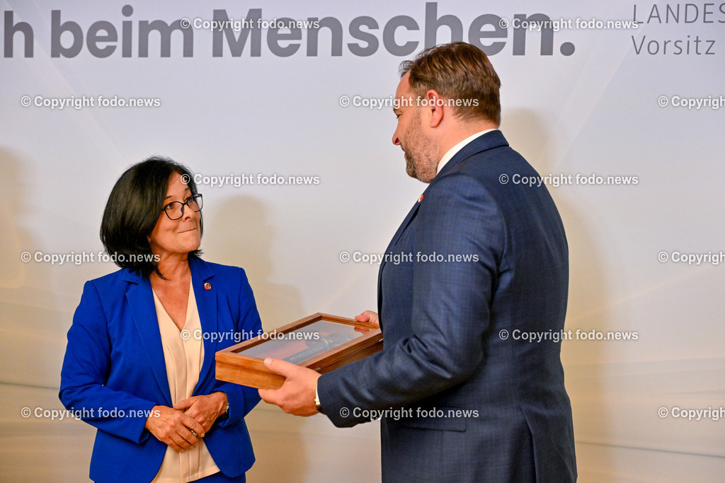 Pressekonferenz Land Ooe_ Oberoesterreich uebernimmt den Vorsitz in der Landeshauptleute-Konferenz_ 03.07.2024-78 | 03.07.2024, Linz, AUT, Pressekonferenz Land Ooe, Oberoesterreich uebernimmt den Vorsitz in der Landeshauptleute-Konferenz, im Bild Margit Goell (VP, Mitglied des Bundesrates), Franz Ebner (VP, Praesident des Bundesrates)