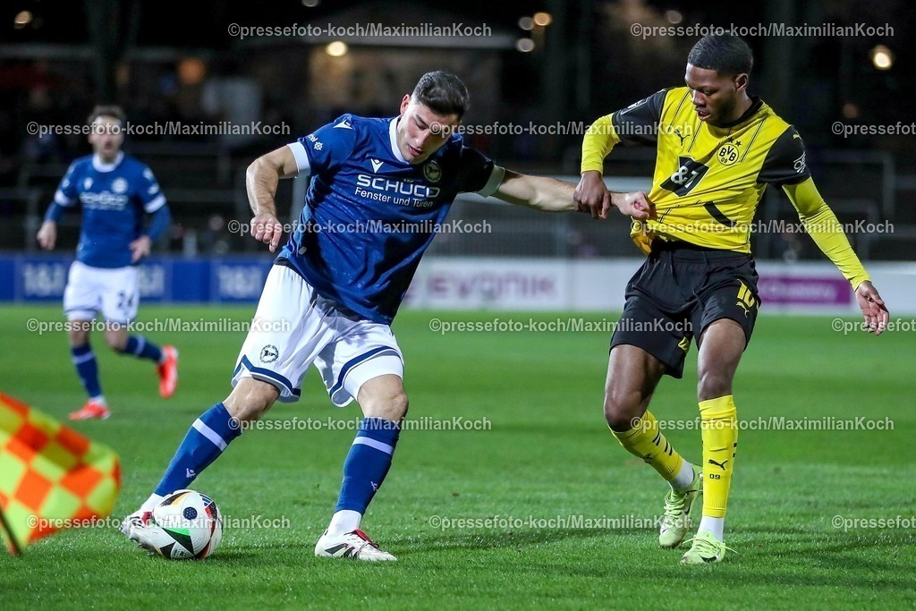 BVBII26012501005 | 26.01.2025, Fußball, 3.Liga, Borussia Dortmund II - Arminia Bielefeld, Stadion Rote Erde, Saison 2024 2025: Stefano Russo (Arminia #21) im Zweikampf gegen Rodney Elongo-Yombo (BVBII #10)DFB regulations prohibit any use of photographs as image sequences and or quasi-video.