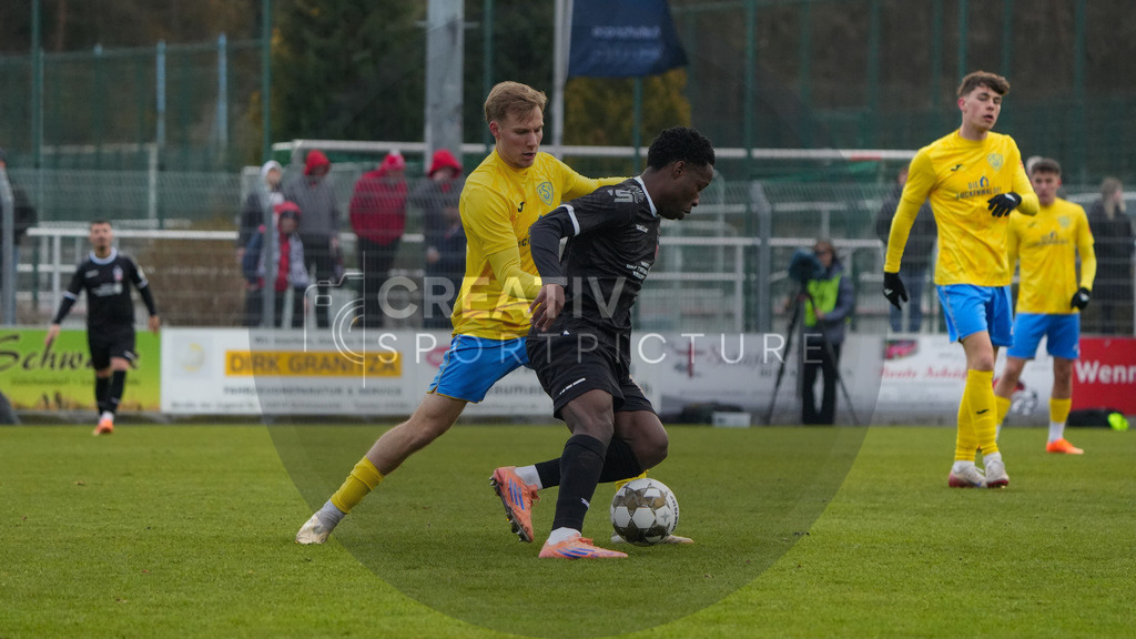 Fußball, Herren, Saison 2025/2026, Regionalliga Nordost, 18. Spieltag, FSV 63 Luckenwalde vs. FC Rot-Weiß Erfurt, Samstag 06.12.2025, Werner-Seelenbinder-Stadion Luckenwalde, | Fußball, Herren, Saison 2025/2026, Regionalliga Nordost, 18. Spieltag, FSV 63 Luckenwalde vs. FC Rot-Weiß Erfurt, Samstag 06.12.2025, Werner-Seelenbinder-Stadion Luckenwalde, Im Bild: Fabio Schneider (l. Luckenwalde) und Benjika Caciel (r. Erfurt) - Realisiert mit Pictrs.com