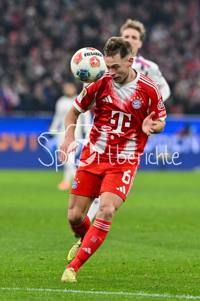 FC Bayern München - 1. FSV Mainz 05 | MUNICH, GERMANY - 14. DECEMBER: Kopfball Rückgabe von Joshua KIMMICH (FC Bayern Munich 6) / Einzelfoto / Freisteller während dem Bundesligamatch zwischen dem FC Bayern München und dem 1. FSV Mainz 05 am 14. Spieltag in der Allianz Arena / DFL REGULATIONS PROHIBIT ANY USE OF PHOTOGRAPHS AS IMAGE SEQUENCES AND/OR QUASI-VIDEO