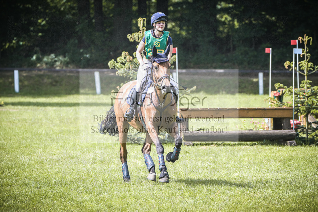 DOS_9685 | Entdecke hochwertige Reitturnierfotos von Foto Oger. Professionell, emotional und authentisch – jetzt Lieblingsmomente im Shop bestellen.Deutschlandweite Turnierfotografie. - Realisiert mit Pictrs.com
