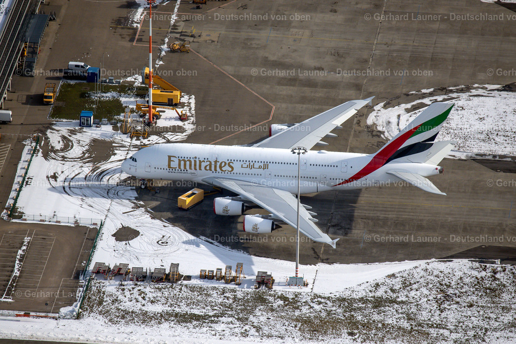 4044555 | HAMBURG 14.02.2021 Winterlich schneebedeckte Passagierflugzeug Airbus A380-800 Flugzeug Emirates auf dem Produktionsgelände und Werks- Flughafen Finkenwerder in Hamburg. Weiterführende Informationen bei: Airbus SE. // Wintry snowy airbus A380-800 on the works facilities and area of the airport Finkenwerder in Hamburg in Germany. Further information at: Airbus SE. Foto: Gerhard Launer