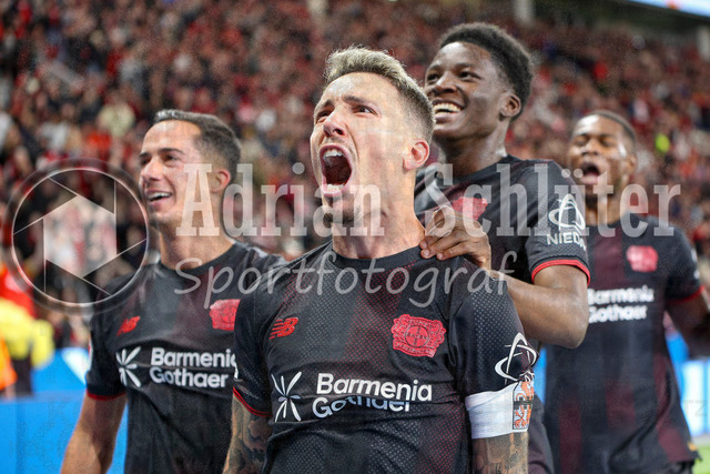 Bayer 04 Leverkusen vs Eintracht Frankfurt - Bundesliga | Leverkusen, Deutschland, 12.09.25:   Alejandro Grimaldo (Bayer 04 Leverkusen) Torjubel, jubelt nach seinem Treffer zum 3:1 waehrend des Spiels der Bundesliga zwischen  Bayer 04 Leverkusen vs Eintracht Frankfurt in der BayArena(Foto von Brauer-Fotoagentur / Adrian Schlueter)