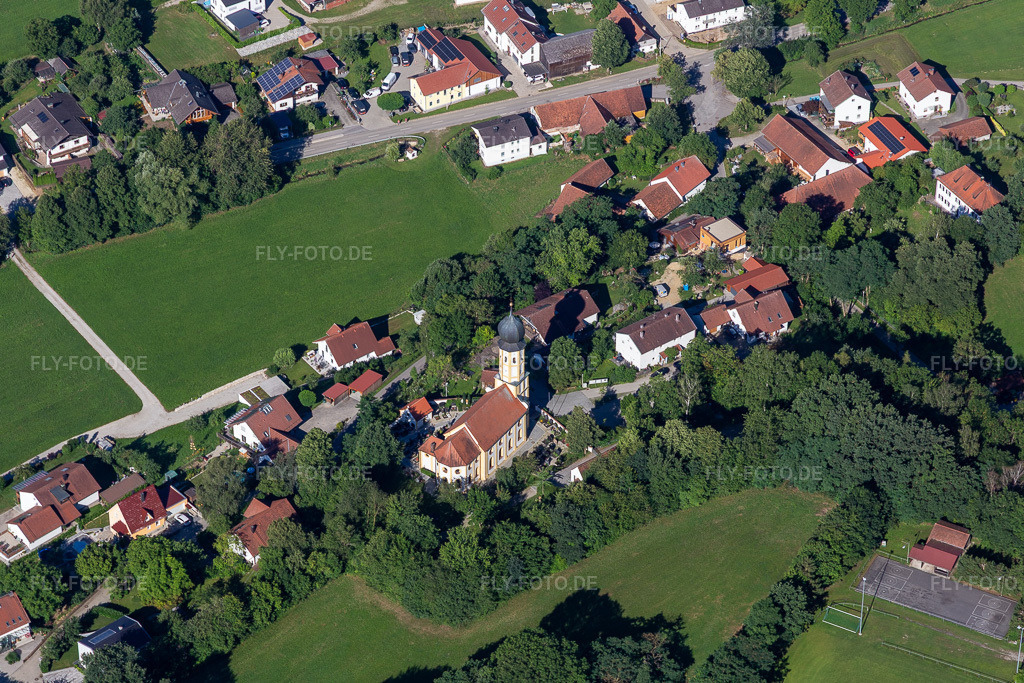 Luftbild: Mariä Himmelfahrt Oberglaim im Ortsteil Oberglaim in Ergolding im Bundesland Bayern in Deutschland. – Foto: IMG_133101.jpg vom 03.07.2022 durch Werner Riehm/FLY-FOTO.de – Auflösung des Originals: 4798 x 3198 px – Markt Ergolding