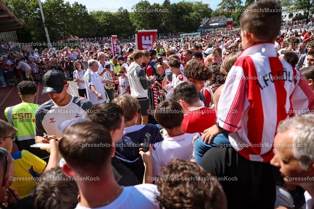 1FC12072501322 | 12.07.2025, Fußball, SV Bergisch Gladbach 09 - 1. FC Köln, Testspiel, BELKAW-Arena, Saison 2025 2026: Großer Andrang bei den Fans während der Autogrammaktion der Kölner Spieler. Autogramme Autogramm Spieler Zuschauer Voll Besucher Fans FanDFB regulations prohibit any use of photographs as image sequences and or quasi-video.