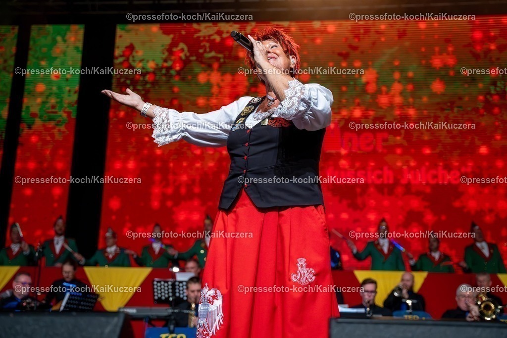 KKU25012501030 | 25.01.2025, xkkux, Düsseldorf, Karnevalsveranstaltung - Die Lachende in der Mitsubishi Electric HALLE. Sängerin Marita Köllner performt bei ihrem Auftritt