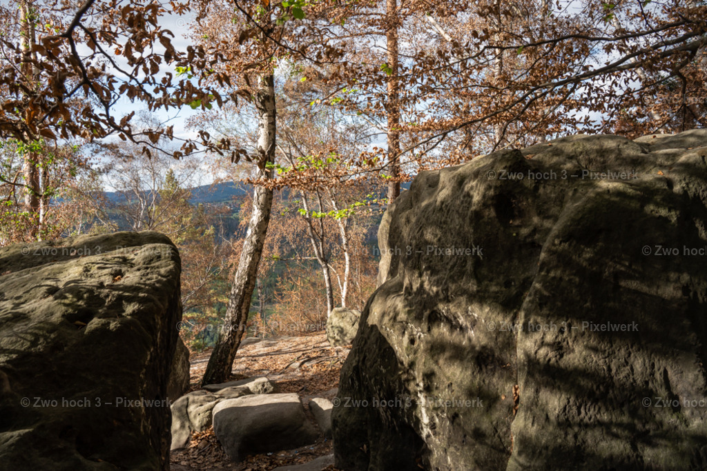 Obere_Affensteinpromenade_Ruebezahlturm_Felsen_Baumstamm | 2022-09-02_Waldbrandgebiete_2 - Realisiert mit Pictrs.com