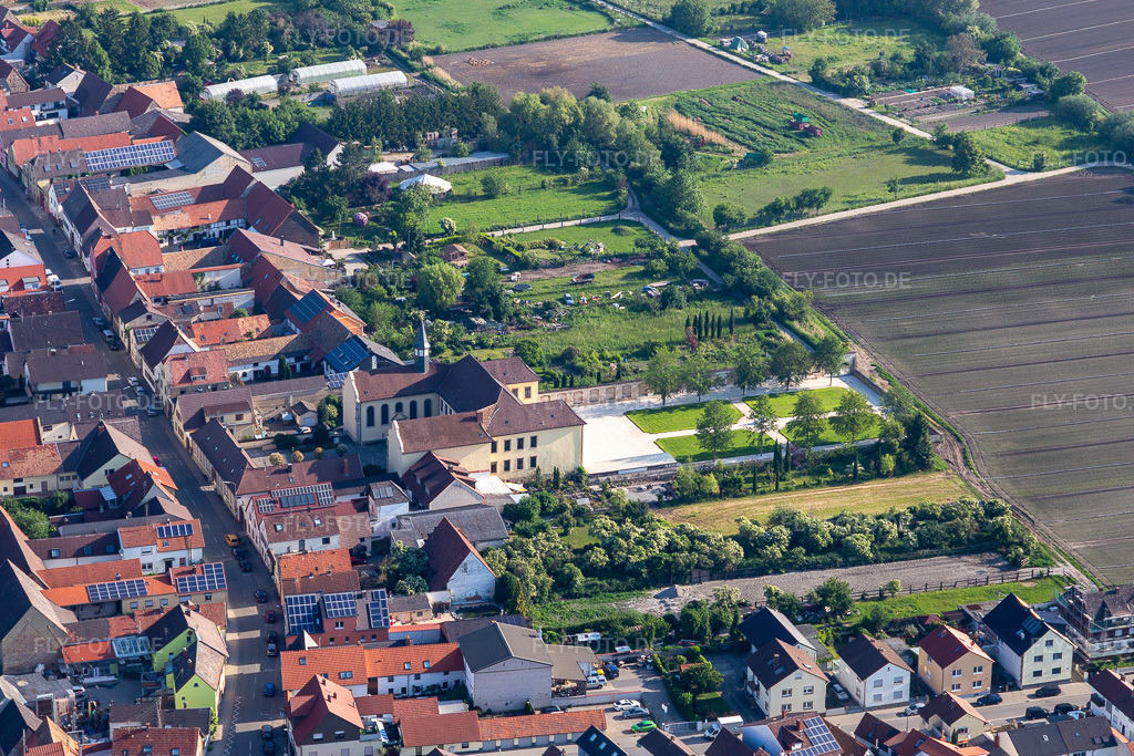 Luftbild: Schlossgarten Hallbergsches Schloß in Fußgönheim im Bundesland Rheinland-Pfalz in Deutschland. Foto: IMG_114200.jpg vom 26.05.2019 durch Werner Riehm/FLY-FOTO.de