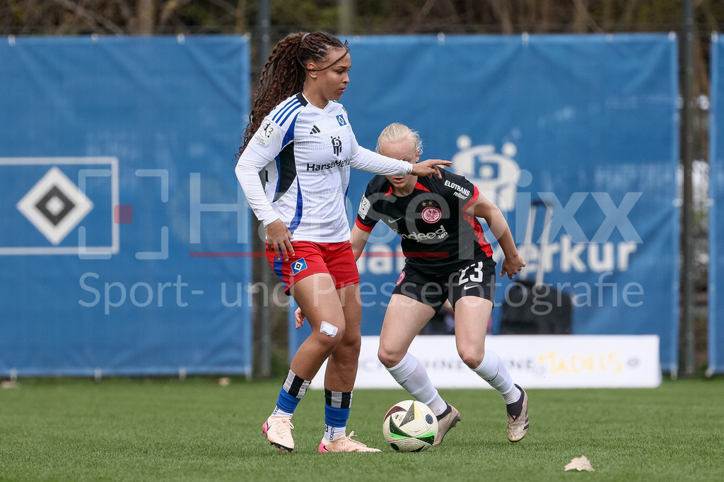 Fussball, 2. Frauen-Bundesliga, Hamburger SV - Eintracht Frankfurt II | v.li.: Lisa Baum (Hamburger SV, 11) und Keira Bednorz (Eintracht Frankfurt II, 23) im Zweikampf, Duell, Dynamik, Aktion, Action, Spielszene, DIE DFB-RICHTLINIEN UNTERSAGEN JEGLICHE NUTZUNG VON FOTOS ALS SEQUENZBILDER UND/ODER VIDEOÄHNLICHE FOTOSTRECKEN. DFB REGULATIONS PROHIBIT ANY USE OF PHOTOGRAPHS AS IMAGE SEQUENCES AND/OR QUASI-VIDEO.