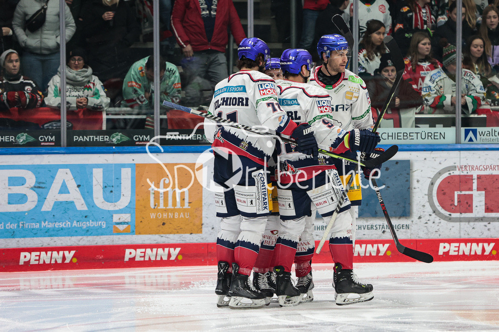 Augsburger Panther - Eisbaeren Berlin | Die Eisbaeren jubeln ueber das Tor zum 2-2 von Matthew WHITE (EBB #97)