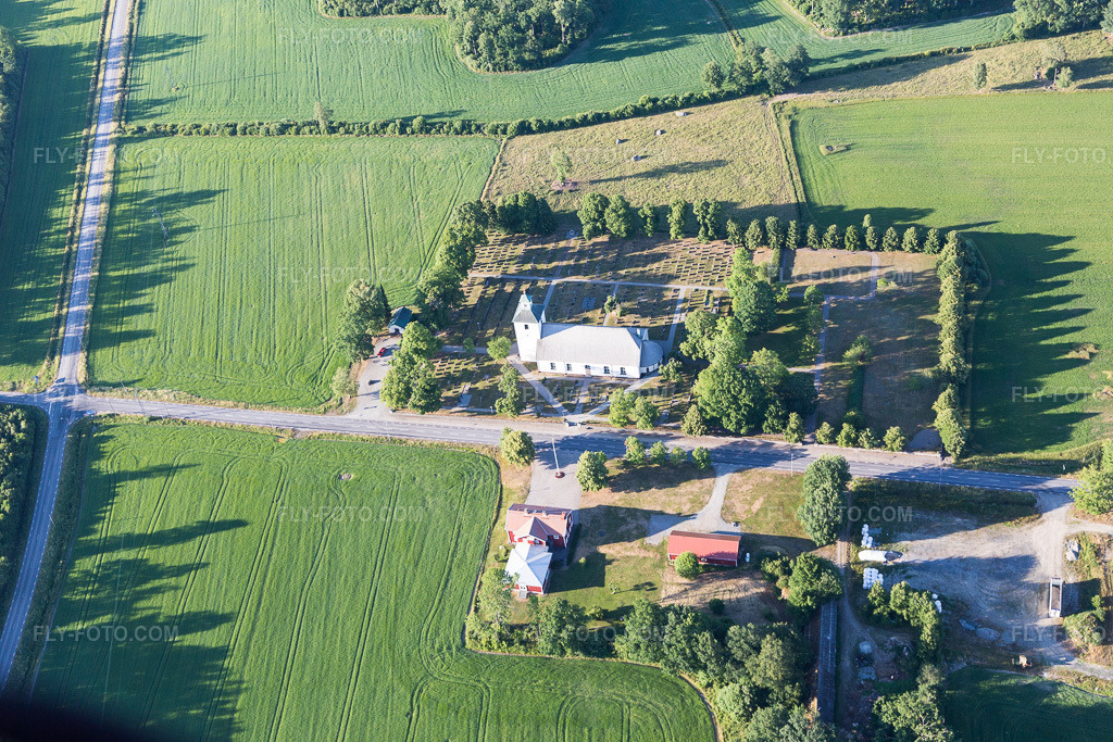 Aerial view: View of the town in Skatelöv in the state Kronoberg, Sweden. – Photo: IMG_108044.jpg taken on 06/26/2018 by Werner Riehm/FLY-FOTO.com – Resolution of the original: 5472 x 3648 px