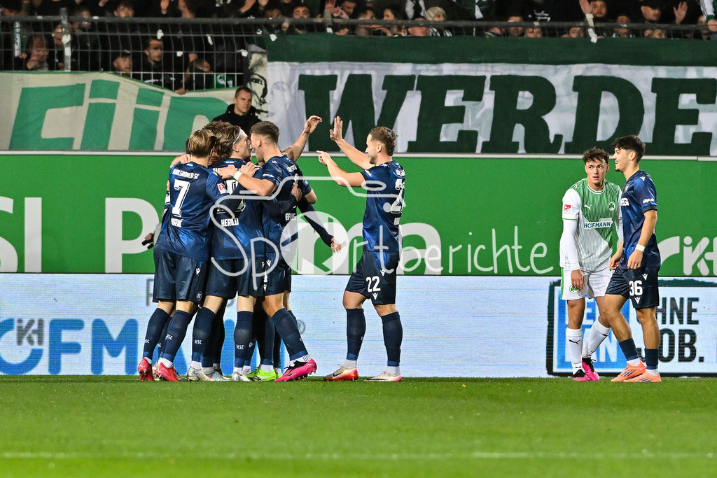 SpVgg Greuther Fürth - Karlsruher SC | FUERTH, GERMANY - OCTOBER 24: Fabian SCHLEUSENER (Karlsruher SC 24)  celebrating the goal to makes 0-1 during the 2. bundesliga match between SpVgg Greuther Fuerth vs. Karlsruher SC on matchday 10 at Sportpark Ronhof Thomas Sommer on October 24, 2025 in Fuerth, Germany / DFL REGULATIONS PROHIBIT ANY USE OF PHOTOGRAPHS AS IMAGE SEQUENCES AND/OR QUASI-VIDEO