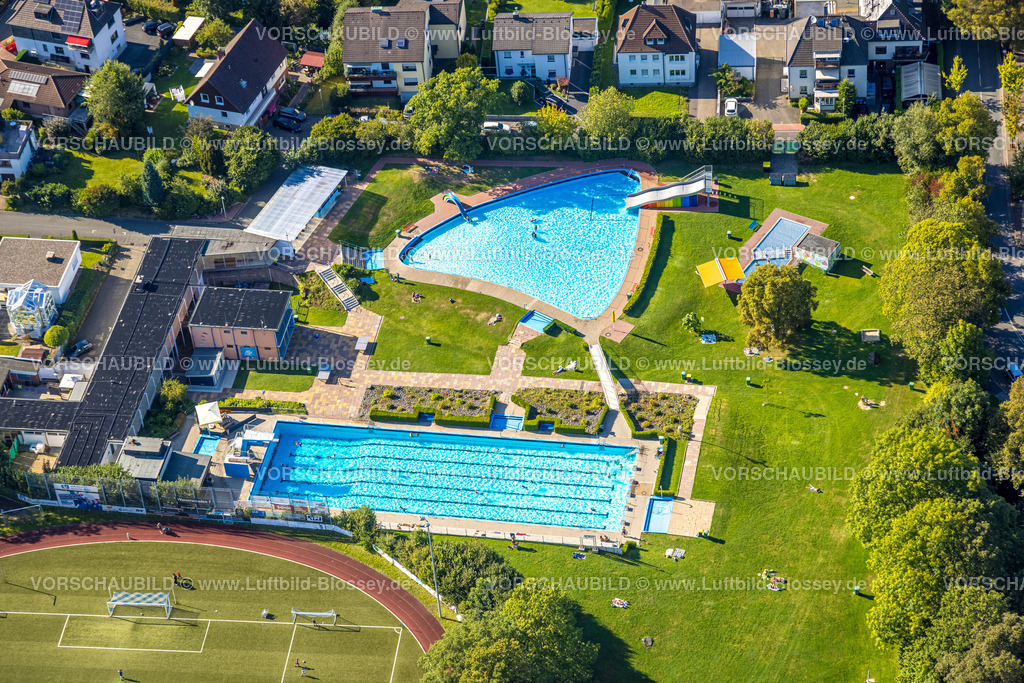 Sprockhoevel240810901 | Luftbild, Freibad und Nichtschwimmerbecken mit Rutsche, Badegäste auf der Liegewiese, Niedersprockhövel, Sprockhövel, Ruhrgebiet, Nordrhein-Westfalen, Deutschland