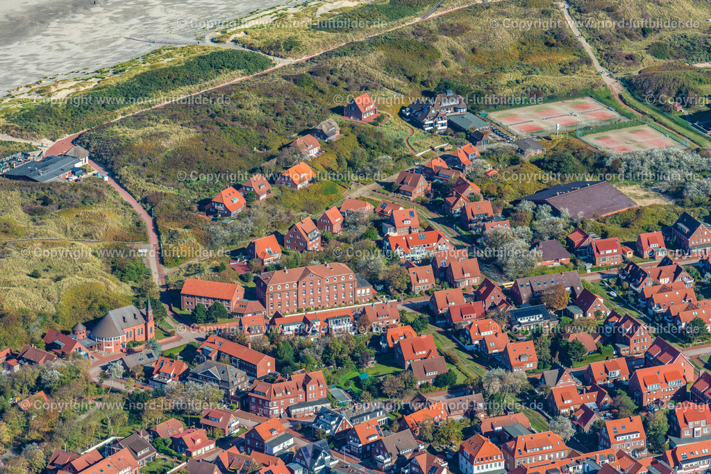 Juist_Ortsansicht_ELS_5737091022 | JUIST 09.10.2022 Ortsansicht der Straßen und Häuser der Wohngebiete in Juist im Bundesland Niedersachsen, Deutschland. // Town View of the streets and houses of the residential areas in Juist in the state Lower Saxony, Germany. Foto: Martin Elsen